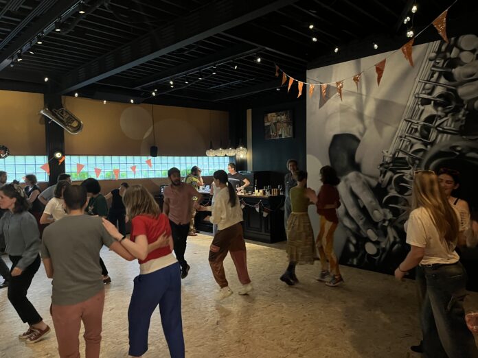 Lindy Hop Basics 1 - Promenade